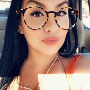 Meet your Posher, Roxana